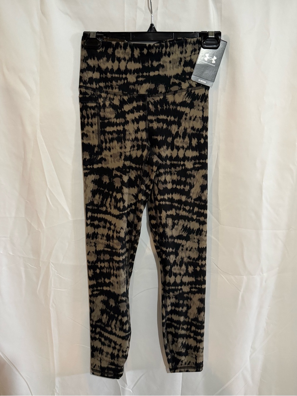 NWT Under Armour Black & Olive Tie-Dye Leggings - size XS